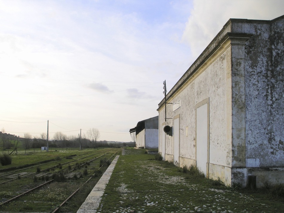 Les portes et fenêtres de la gare sont murées (MSA 2007) 