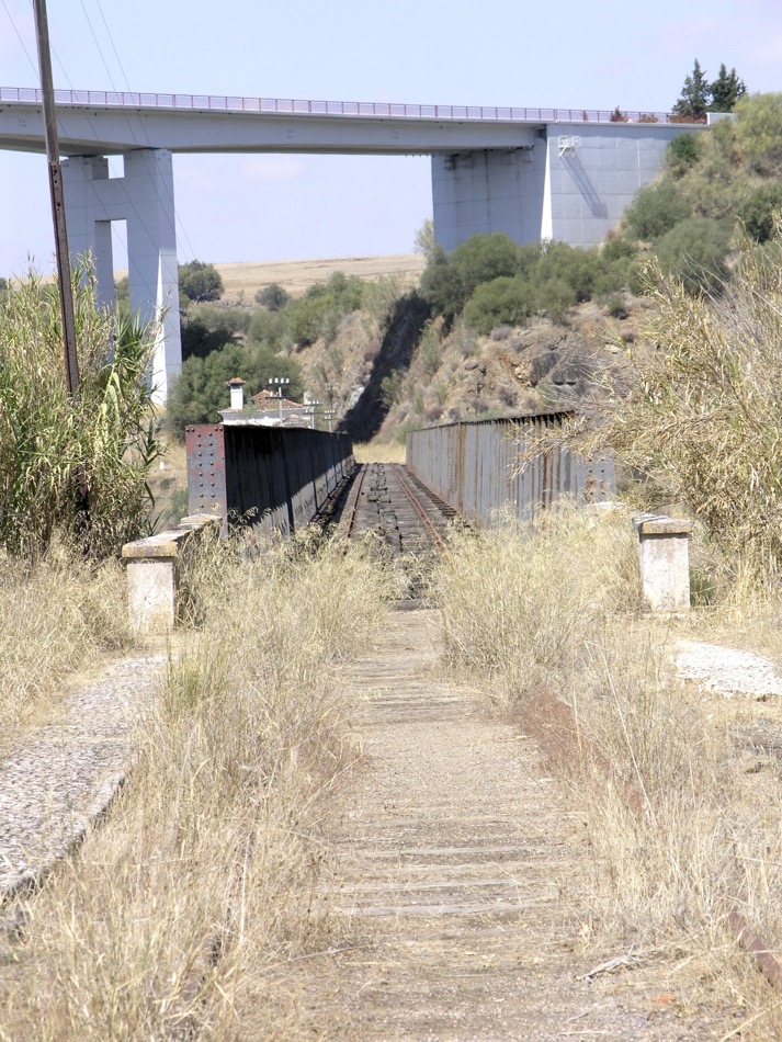L'entrée sur le pont en direction de Beja - à comparer avec la photo de 1965 … (msa)